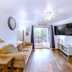 Cozy 2BR | No Stairs | Big Deck | Pet Friendly