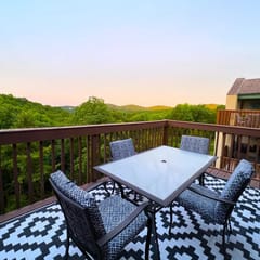 Gorgeous 2BR Lake View Near SDC