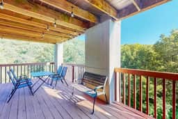 Cozy 2BR | No Stairs | Big Deck | Pet Friendly - Image 4