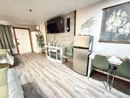Studio Near SDC | Step-Free + Shuttle + Pool Open - Image 3
