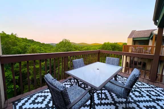 Gorgeous 2BR Lake View Near SDC - Image 1