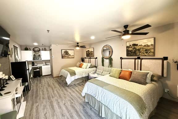 Studio Near SDC | Step-Free + Shuttle + Pool Open - Image 1