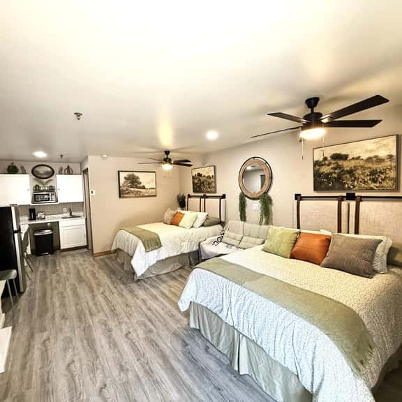 Studio Near SDC | Step-Free + Shuttle + Pool Open - Image 1