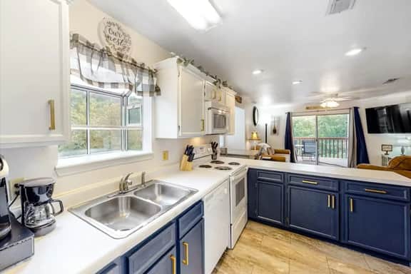 Cozy 2BR | No Stairs | Big Deck | Pet Friendly - Image 3
