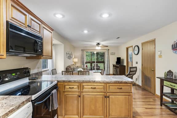 4BR | 2 Condos | 2 Decks | 2 Kitchens - Image 4