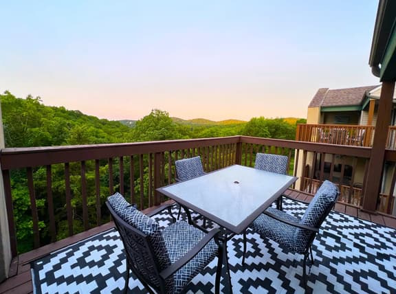 Gorgeous 2BR Lake View Near SDC - Image 1