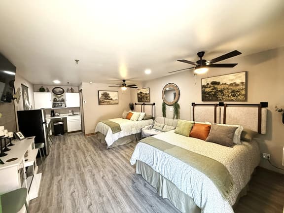 Studio Near SDC | Step-Free + Shuttle + Pool Open - Image 1
